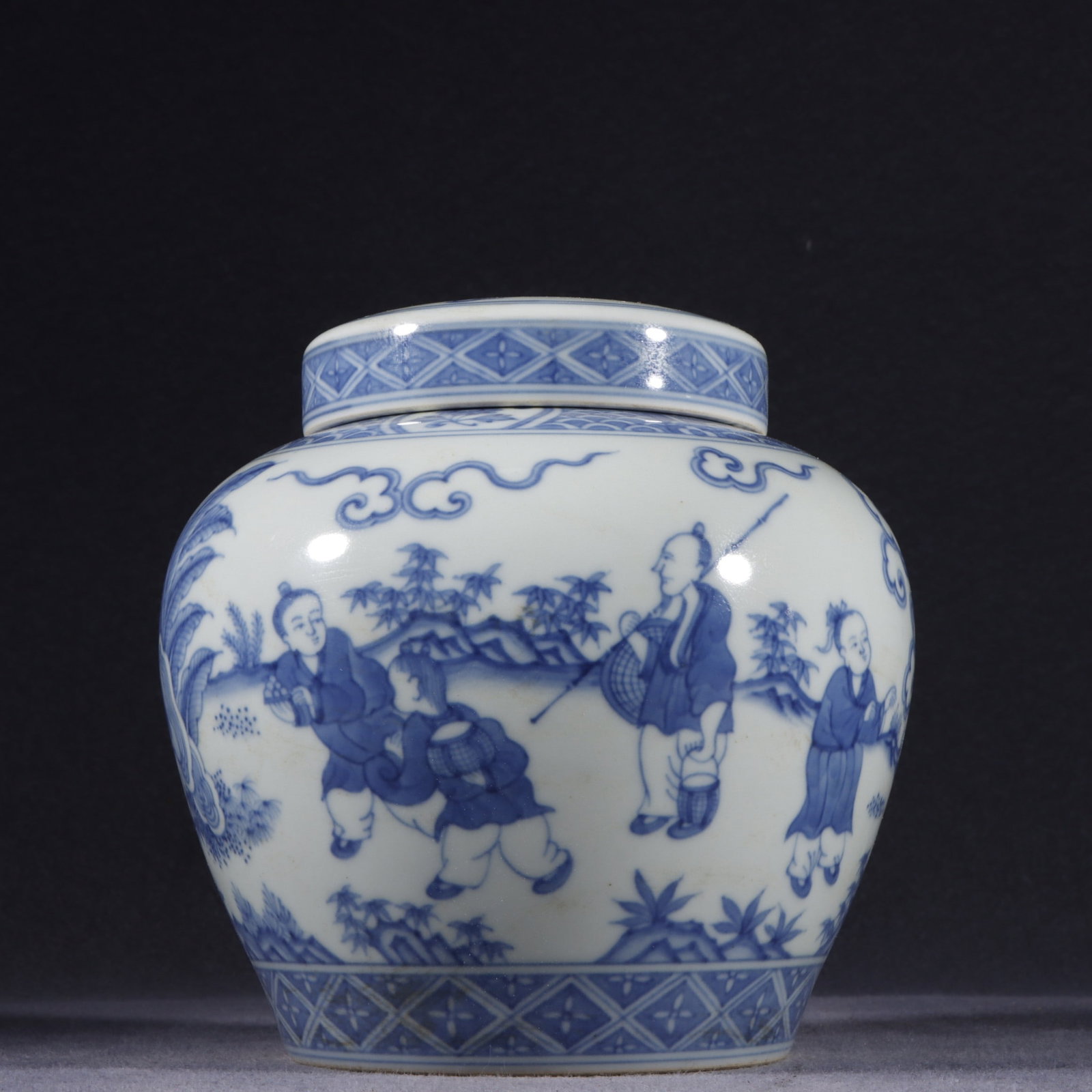 A Exquisite Blue and White Figures Pattern Jar
