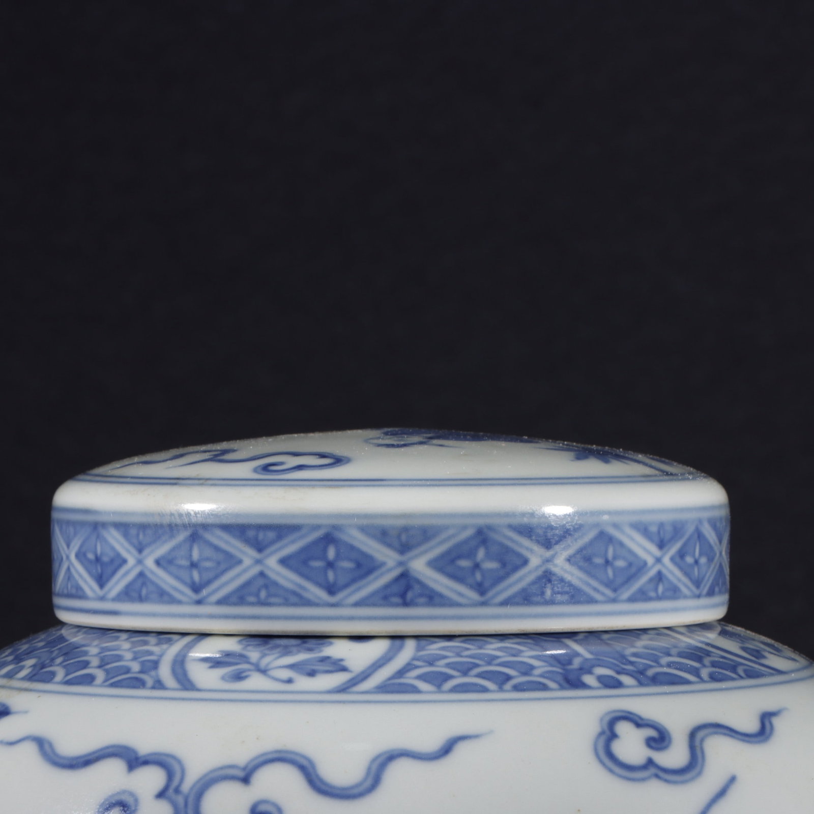 A Exquisite Blue and White Figures Pattern Jar - 2
