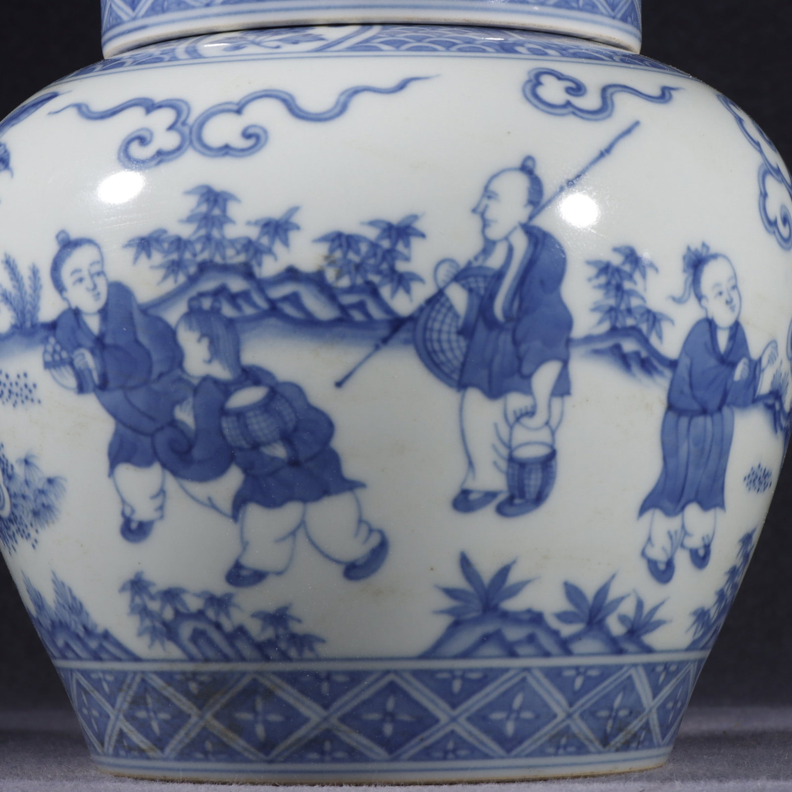 A Exquisite Blue and White Figures Pattern Jar - 3