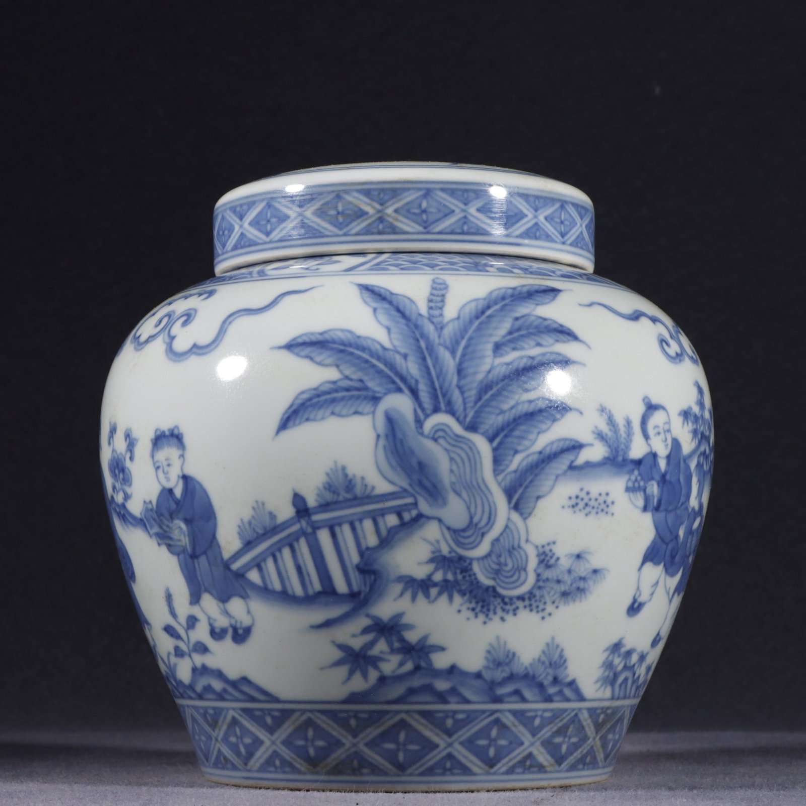 A Exquisite Blue and White Figures Pattern Jar - 4