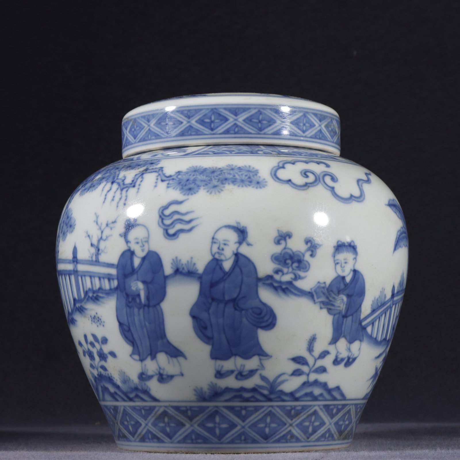 A Exquisite Blue and White Figures Pattern Jar - 5