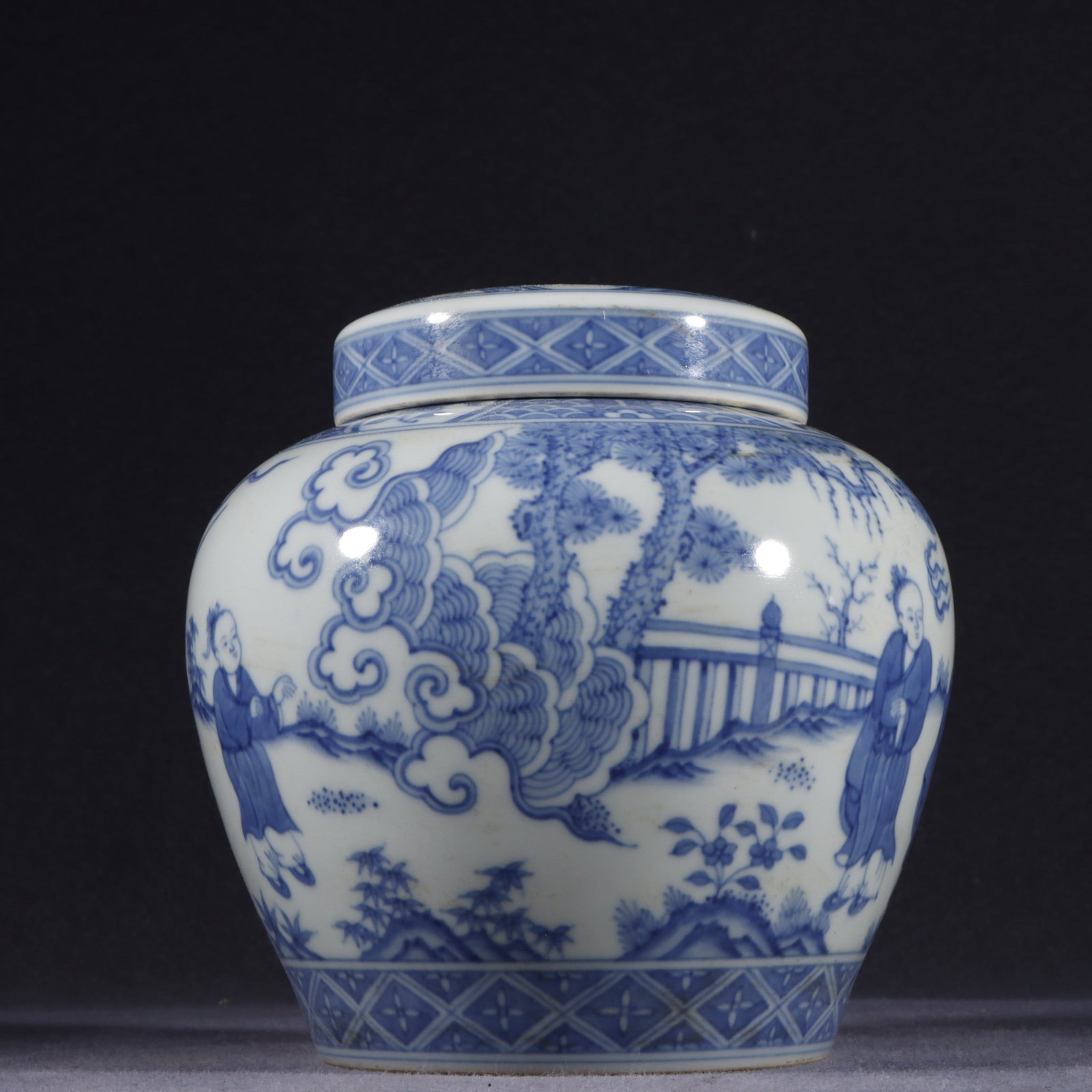 A Exquisite Blue and White Figures Pattern Jar - 7
