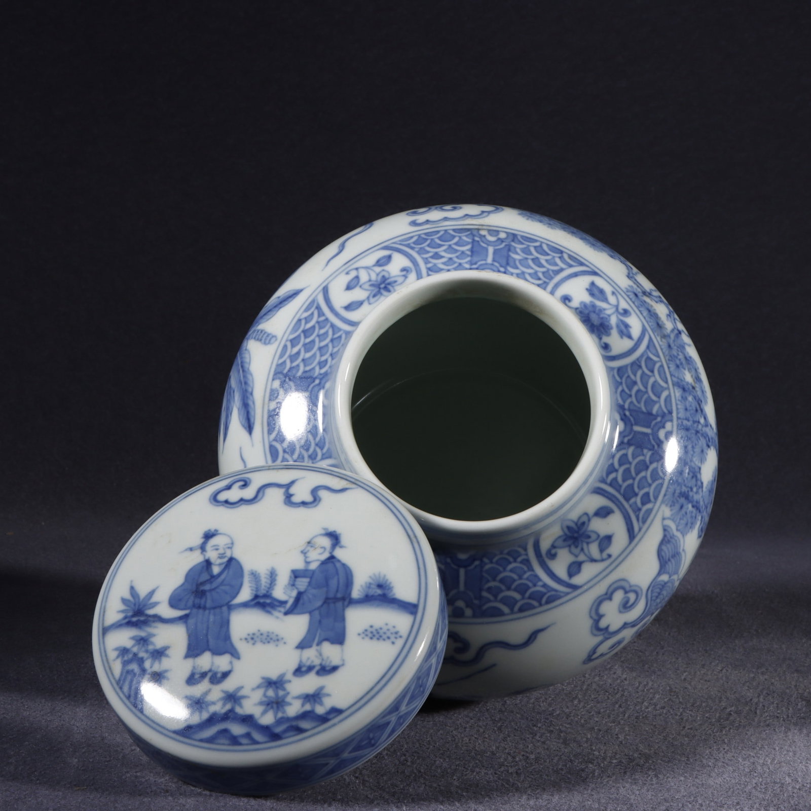 A Exquisite Blue and White Figures Pattern Jar - 8