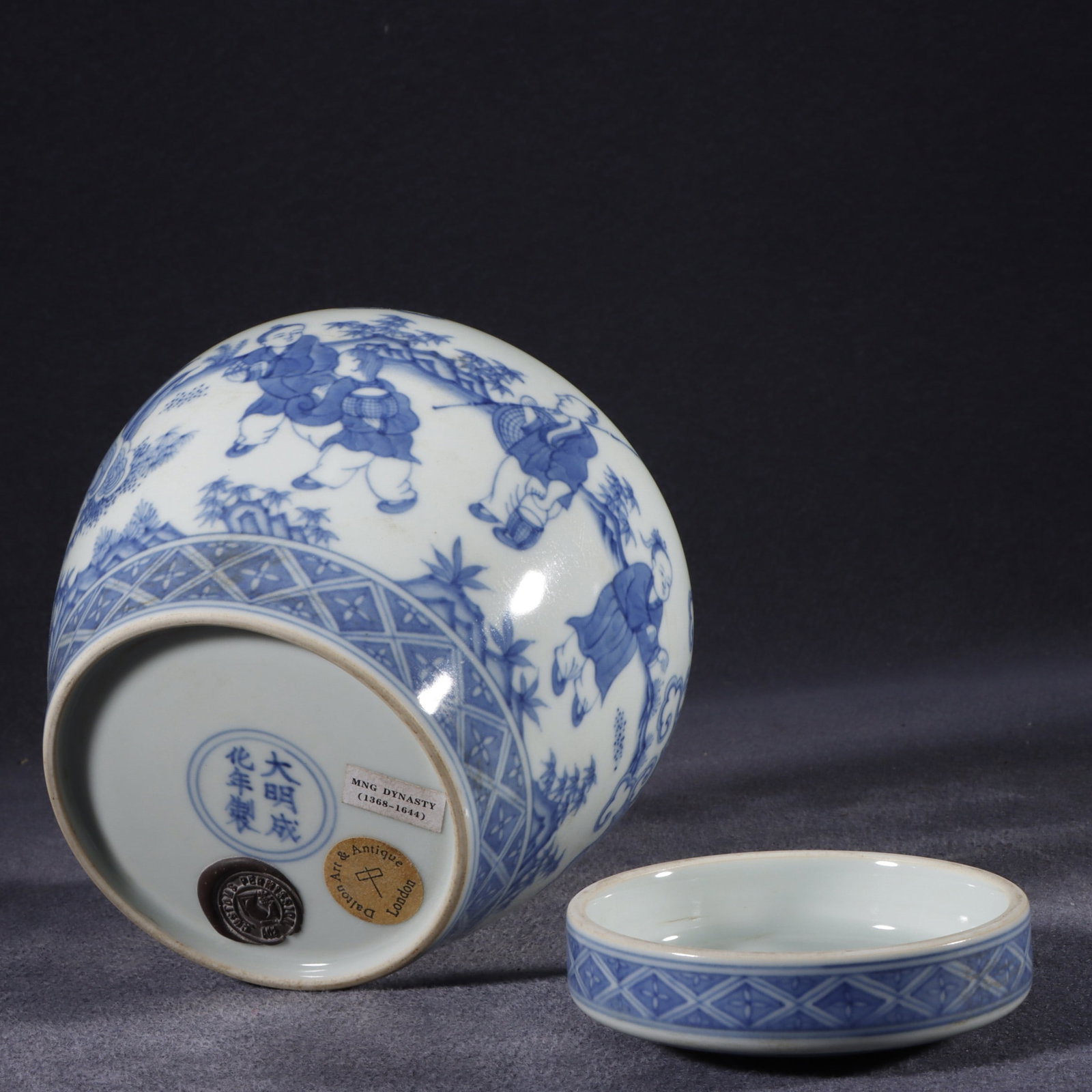 A Exquisite Blue and White Figures Pattern Jar - 9