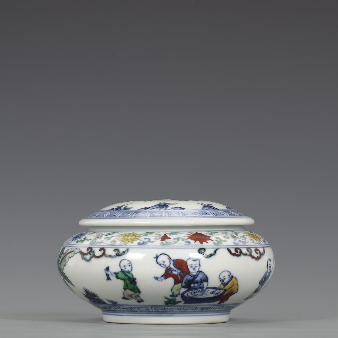 A Exquisite Doucai Figures Pattern Jar - 2