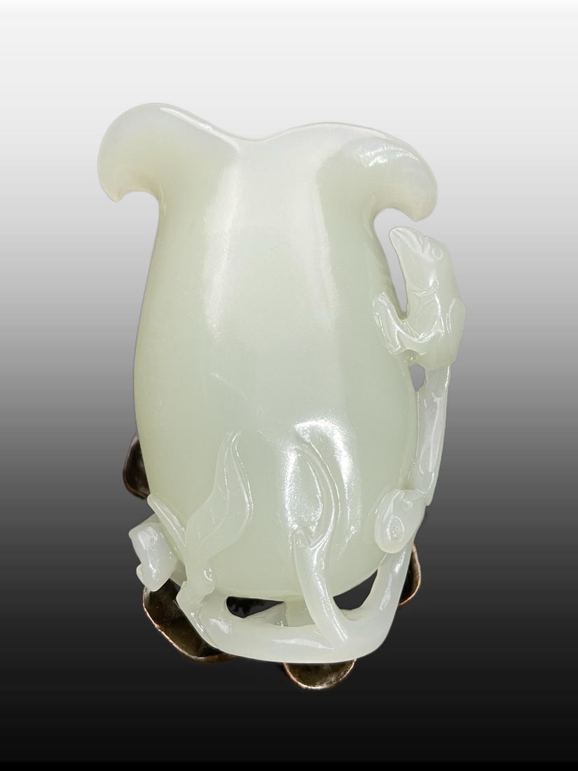 A Exquisite Hotan Jade Vase: A Exquisite Hotan Jade Vase,Ming Dynasty, China,Size:3.3inx2.4inx1.1in,Weight:117g 和田玉花插,中国明代
