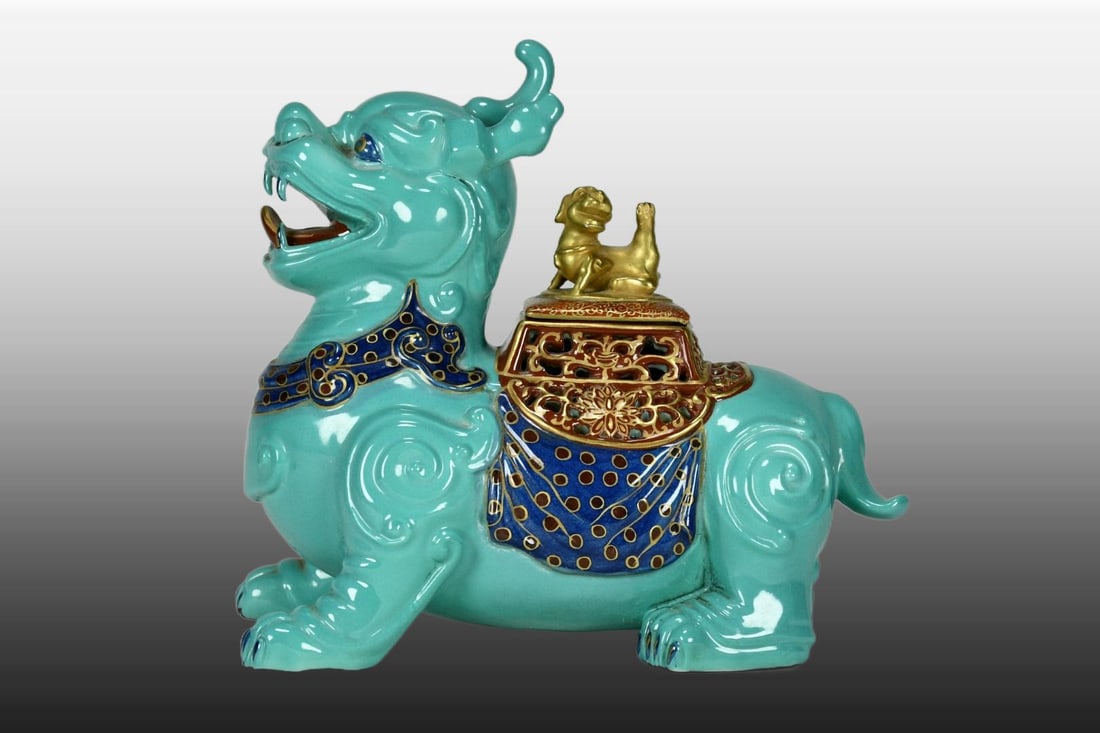 A Exquisite Guan yao Turquoise-Glazed Gilt Kylin Censer: A Exquisite Guan yao Turquoise-Glazed Gilt Kylin Censer,Qing Dynasty, China,Yongzheng Four-character Mark,Size:6.3inx6.7inx4.7in