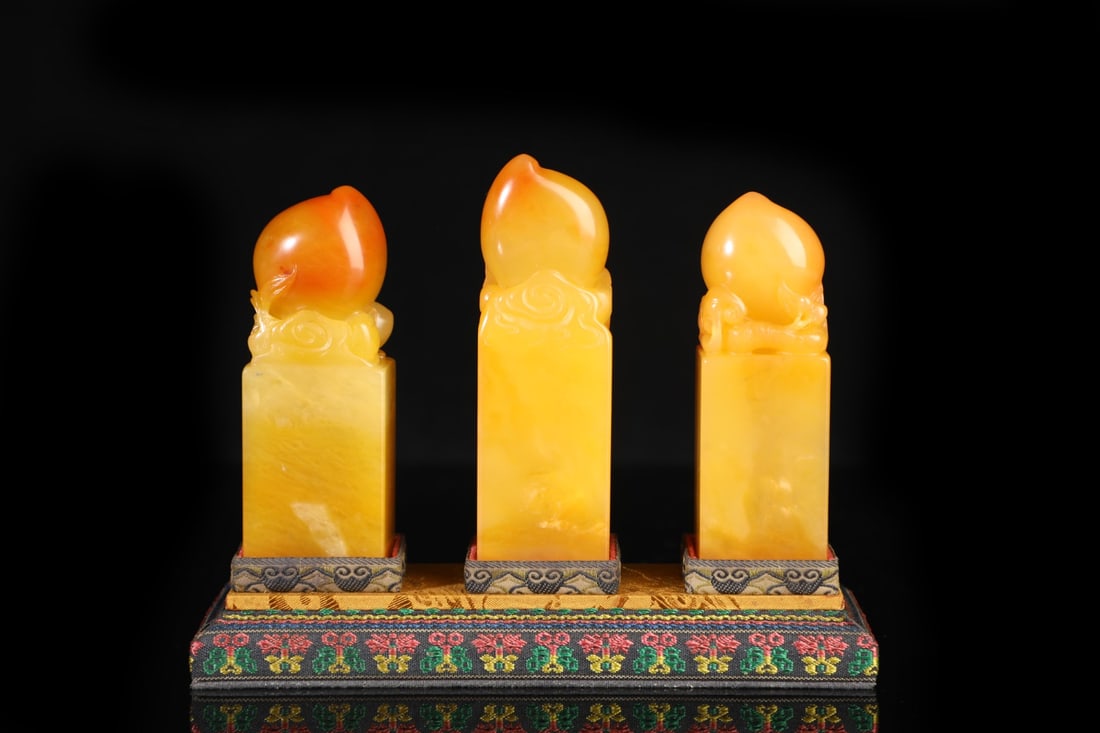 A Set of Exquisite Shoushan Stone Peach Seal: A Set of Exquisite Shoushan Stone Peach Seal,Qing Dynasty, China,Size:3.9inx1.3inx1.3in,Weight:603g 一套寿山石桃印章,中国清代