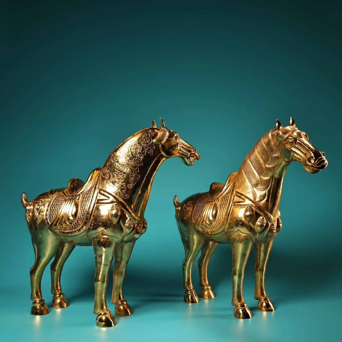 A pair of Exquisite Gilt Bronze Horse Ornament: A pair of Exquisite Gilt Bronze Horse Ornament,Tang Dynasty, China,Size:13.4inx14.6in ,Weight:1900g 一对铜鎏金马摆件,中国唐代