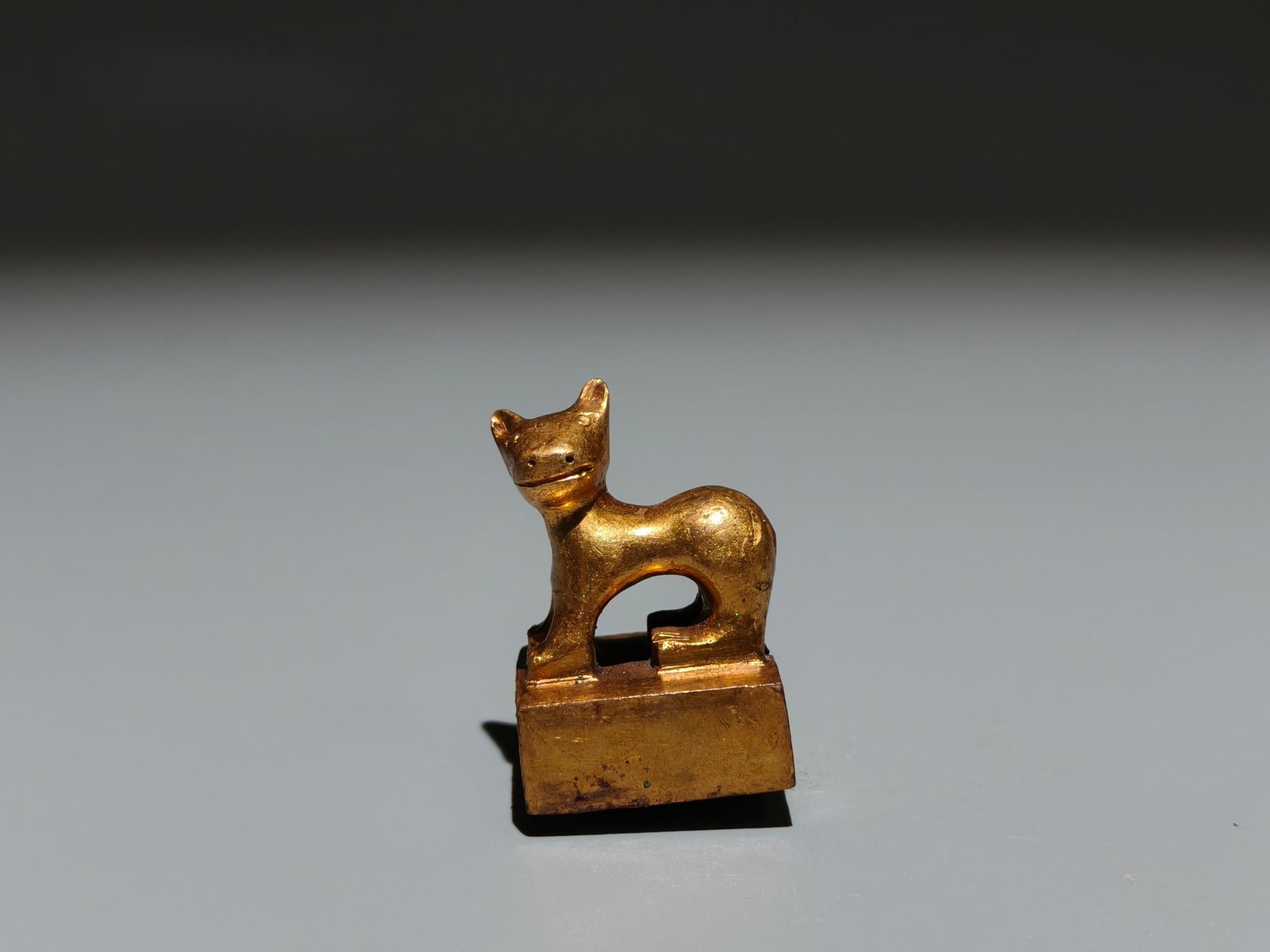 A Exquisite Gilt Bronze Auspicious Beast Seal: A Exquisite Gilt Bronze Auspicious Beast Seal,Han Dynasty, China,Size:1.3inx0.8in,Weight:g 铜鎏金瑞兽印章,中国汉代