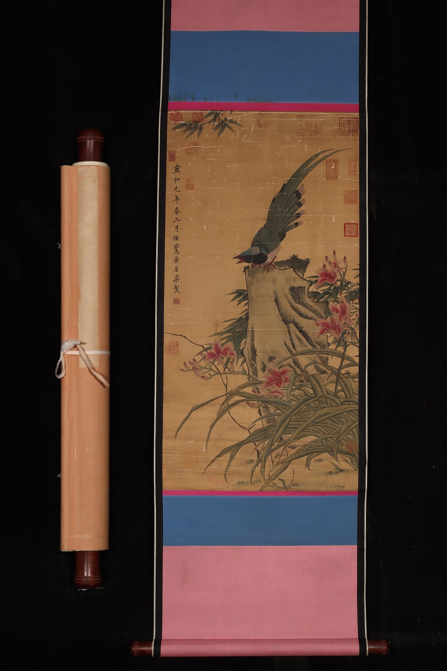 A Chinese Vertical Scroll Ink Painting of Flower and Bird on Silk: A Chinese Vertical Scroll Ink Painting of Flower and Bird on Silk,Song Dynasty, China,Huang Jucai,without frame size:31.9inx17.9in 一幅中国水墨绢本Ŏ