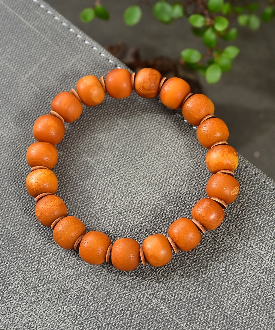 A Exquisite Amber Bracelet: Amber Bracelet,Qing Dynasty, China,Size:0.4in, Weight:14.7g 密蜡手串,中国清代