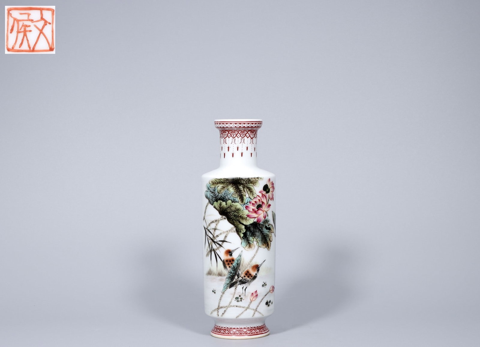 A Exquisite Famille-Rose Flower and Bird Pattern Vase: A Exquisite Famille-Rose Flower and Bird Pattern Vase,Qing Dynasty, China,With Mark,Size:8.2inx3inx1.8inx2.2in,Weight:296g