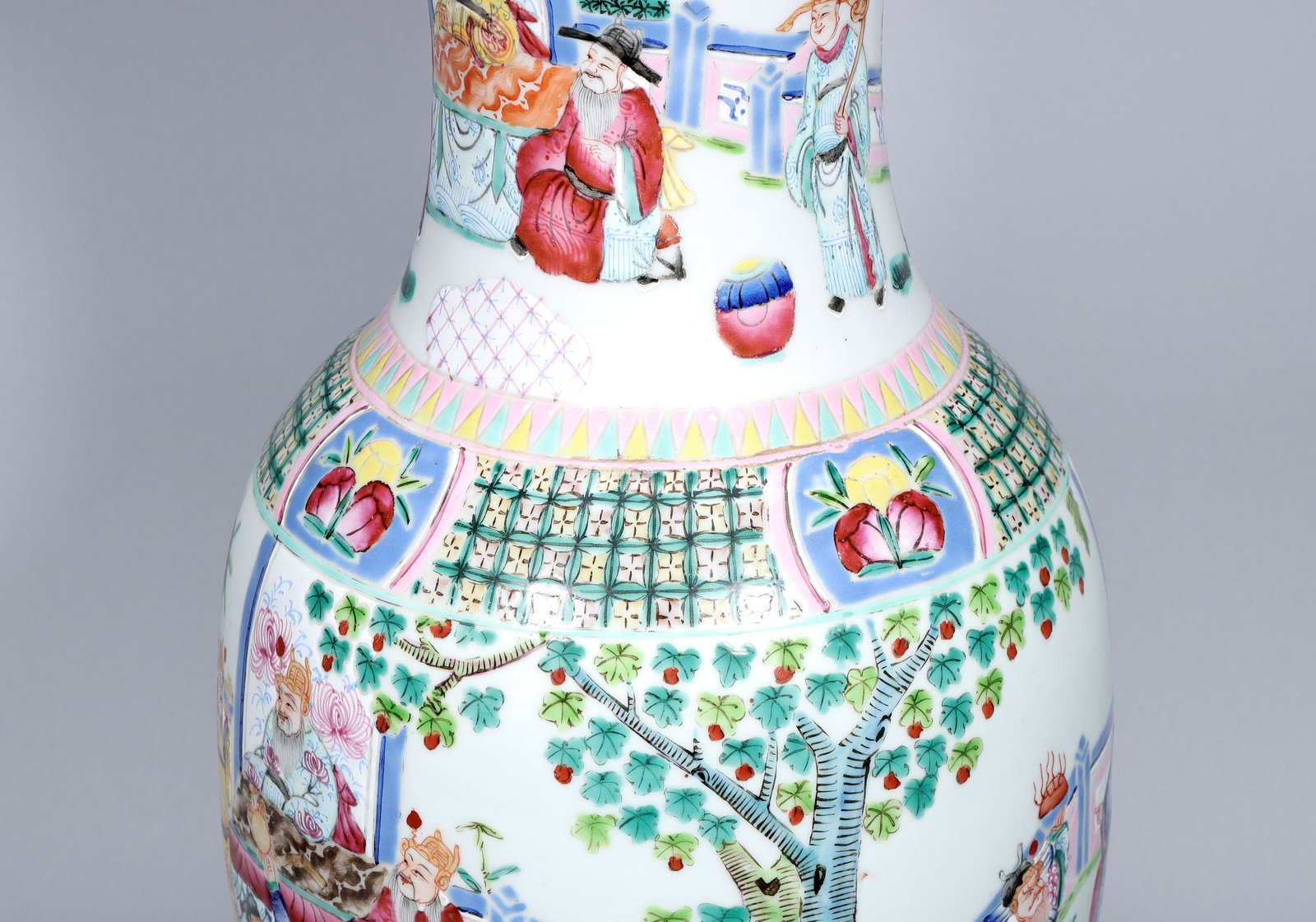 A Exquisite Famille-Rose Figures Pattern Vase - 4