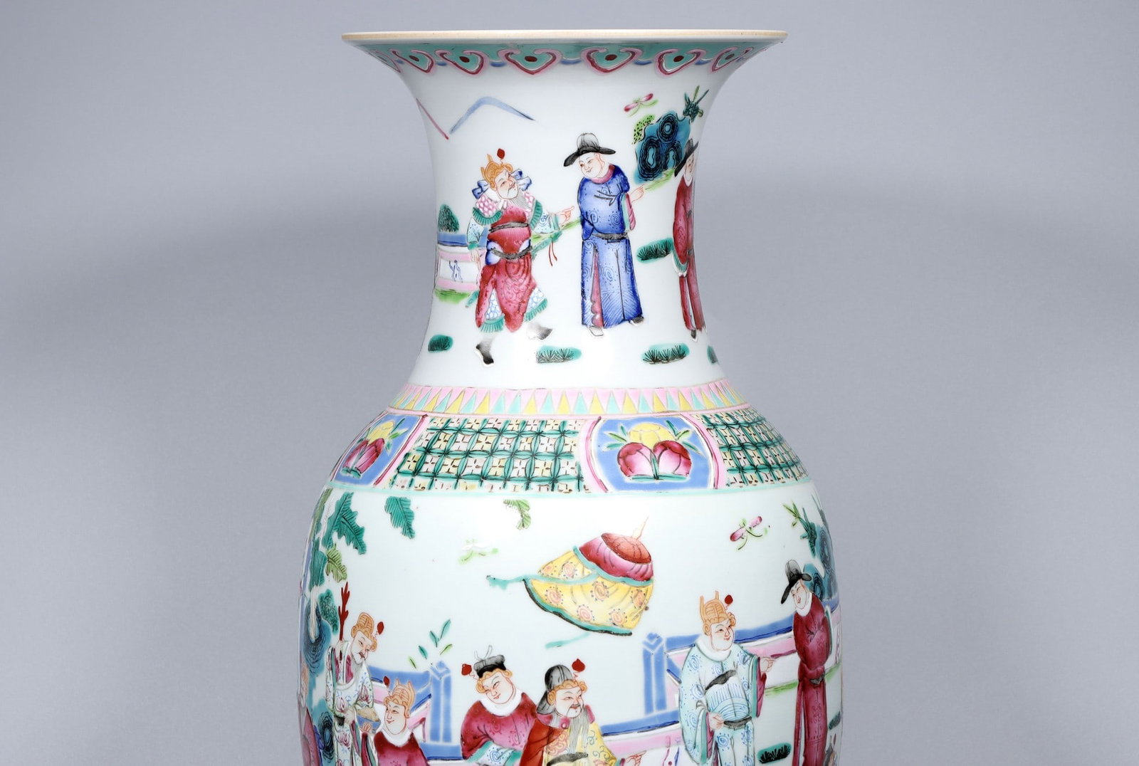 A Exquisite Famille-Rose Figures Pattern Vase - 9