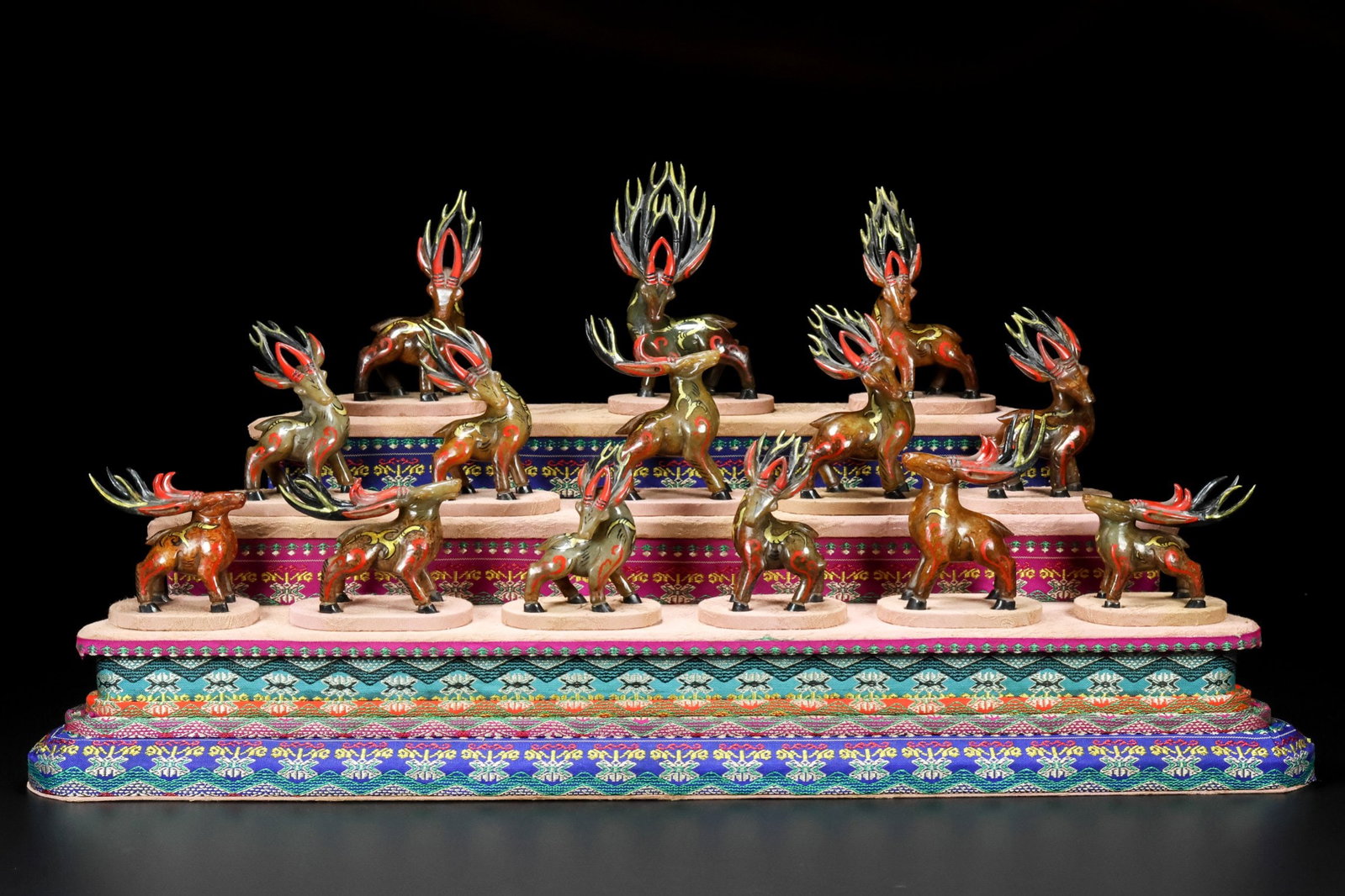 A Set of Exquisite Hotan Jade Sika Deer Ornament: A Set of Exquisite Hotan Jade Sika Deer Ornament,Han Dynasty, China,Size:2.8inx1.2inx4.7in,Weight:1190g 一套和田玉鹿摆件,中国汉代