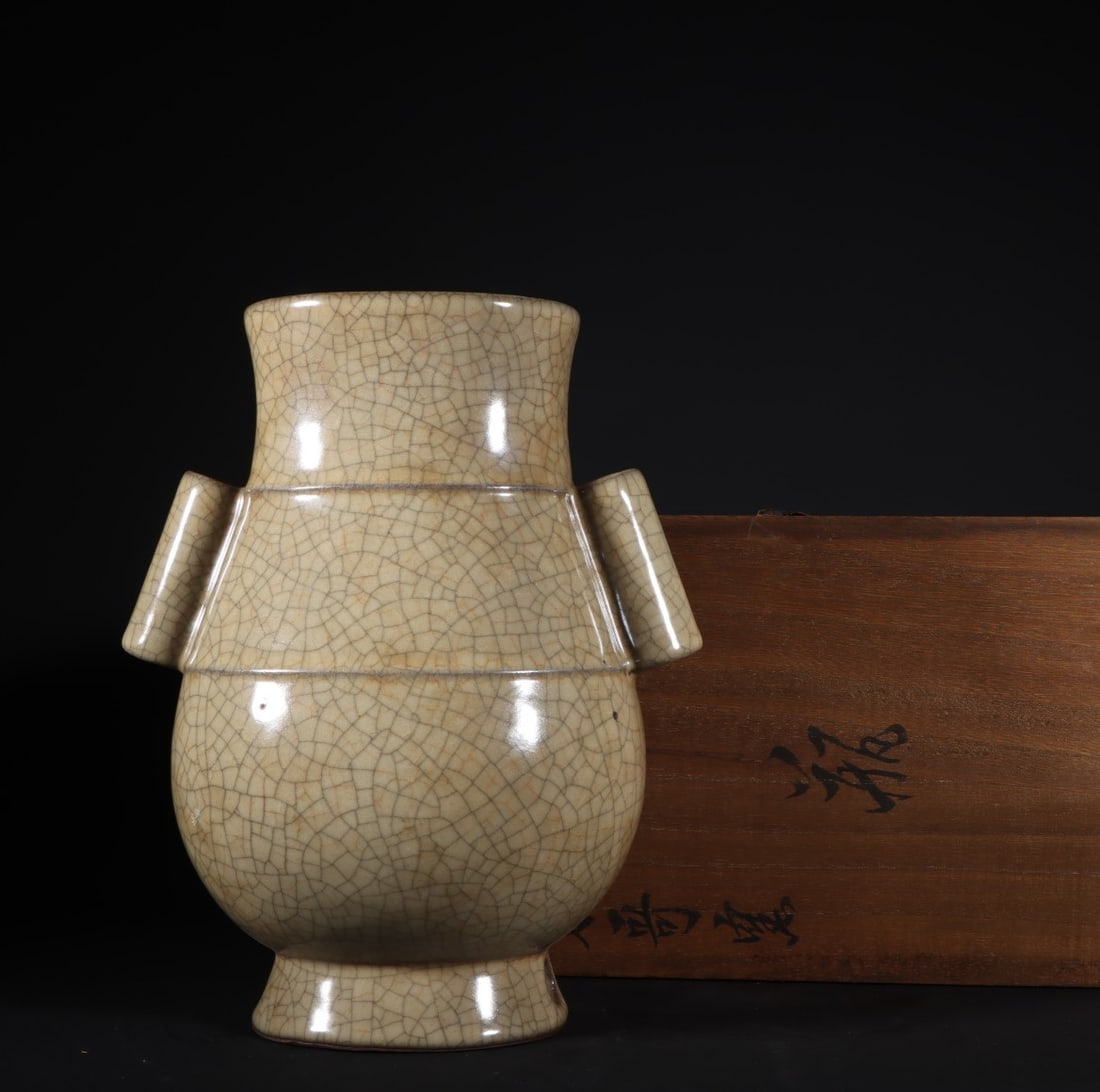 A Exquisite Ge yao Pierced-Ears Vase: A Exquisite Ge yao Pierced-Ears Vase,Song Dynasty, China,Size:10.8inx8.7in 哥窑贯耳瓶,中国宋代
