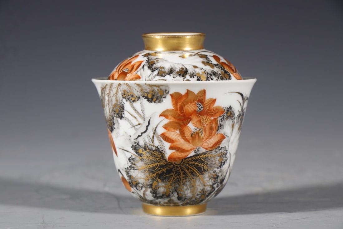 A Exquisite Enamel Painted Gold Lotus Pattern Bowl: A Exquisite Enamel Painted Gold Lotus Pattern Bowl,Qing Dynasty, China,Qianlong Six-character Mark,Size:3.5inx3.1inx1.2in 珐琅彩描金荷花纹碗,È
