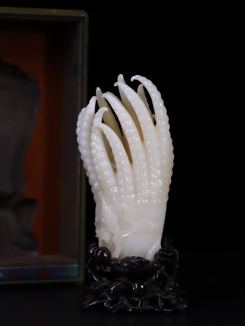 A Exquisite Hotan Jade Buddha's Hand Ornament: A Exquisite Hotan Jade Buddha's Hand Ornament,Qing Dynasty, China,Size:6.9inx3.4inx2.3in,Weight:836.9g 和田玉佛手摆件,中国清代