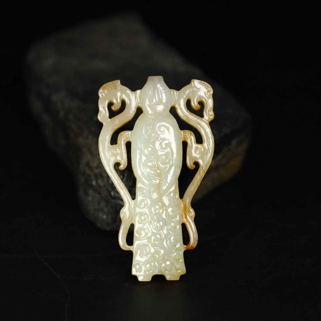 A Exquisite Hotan Jade Dragon Jade pendant: A Exquisite Hotan Jade Dragon Jade pendant,Han Dynasty, China,Size:2.8inx1.6inx0.5in,Weight:41g 和田玉龙玉佩,中国汉代