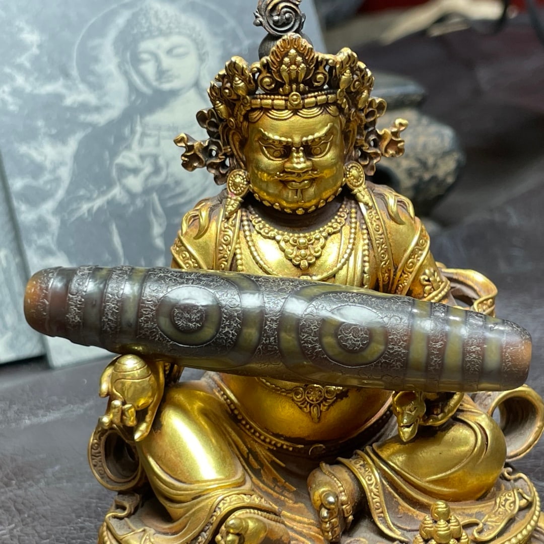 A Exquisite Three Eye Dzi bead: A Exquisite Three Eye Dzi bead,Qing Dynasty, China,Size:0.6inx3in 三眼天珠,中国清代