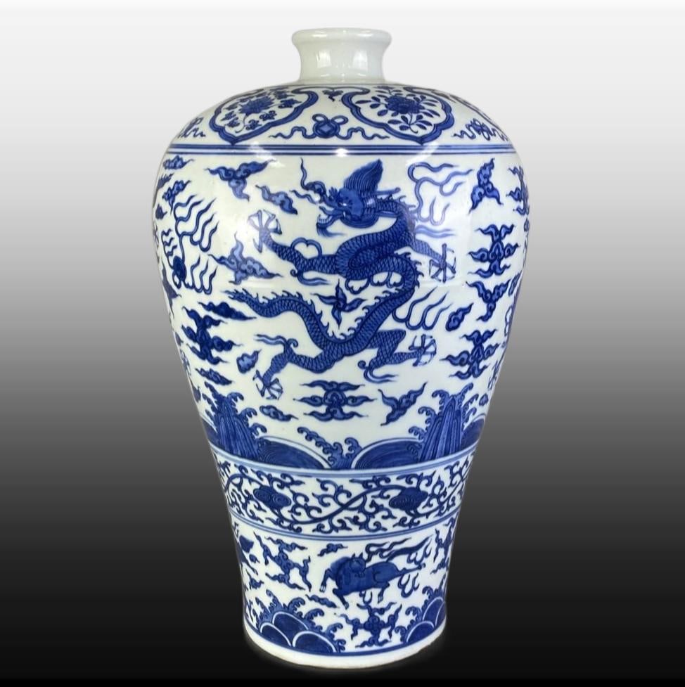 Blue and White Seawater Pattern Dragon Pattern Vase: Blue and White Seawater Pattern Dragon Pattern Vase,Ming Dynasty, China,Size:21.1inx12.6in 青花海水龙纹瓶,中国明代