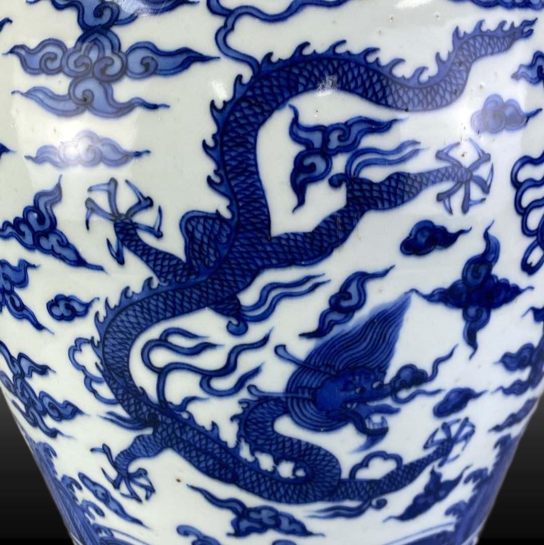 Blue and White Seawater Pattern Dragon Pattern Vase - 5