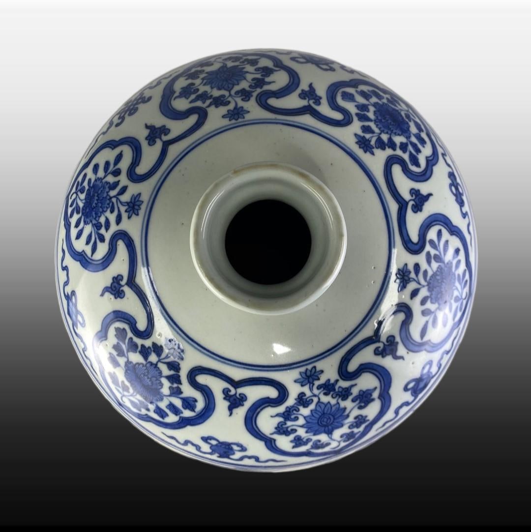 Blue and White Seawater Pattern Dragon Pattern Vase - 6