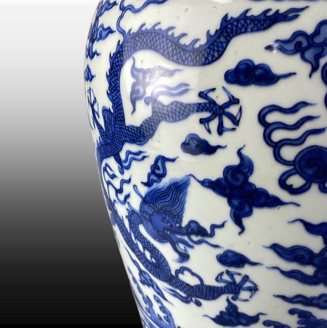 Blue and White Seawater Pattern Dragon Pattern Vase - 7