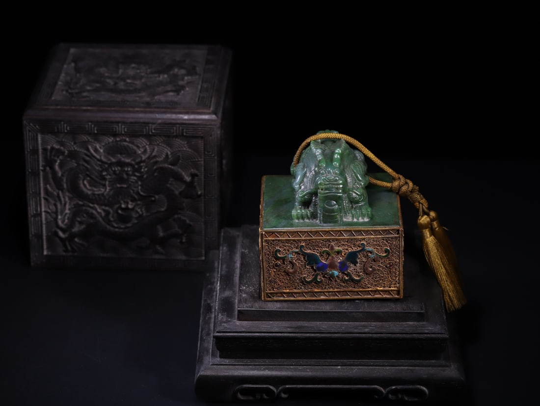 A Exquisite Hotan Jasper Gilt Dragon Seal: A Exquisite Hotan Jasper Gilt Dragon Seal,Qing Dynasty, China,Size:3.9inx4.2in,Weight:2264g 和田碧玉鎏金龙印章,中国清代