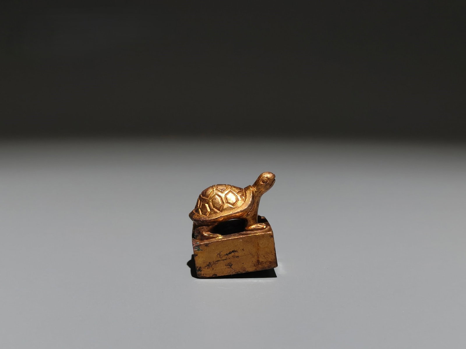 A Exquisite Gilt Bronze Turtle Seal: A Exquisite Gilt Bronze Turtle Seal,Han Dynasty, China,Size:1.2inx1.2inx0.9in,Weight:g 铜鎏金龟印章,中国汉代