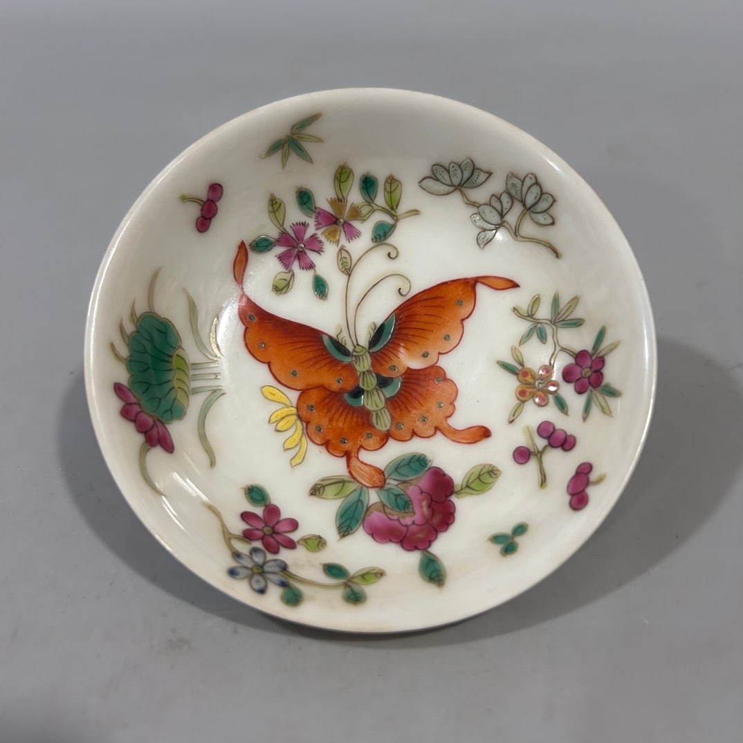 A Exquisite Famille-Rose Butterfly Pattern Plate: A Exquisite Famille-Rose Butterfly Pattern Plate,Qing Dynasty, China,Qianlong Four-character Mark,Size:1inx3.9in