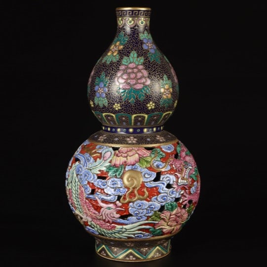 A Exquisite Ji Blue Glazed Painted Gold Dragon Pattern Gourd Vase: A Exquisite Ji Blue Glazed Painted Gold Dragon Pattern Gourd Vase,Qing Dynasty, China,Qianlong Six-character Mark,Size:9.3inx5.3in