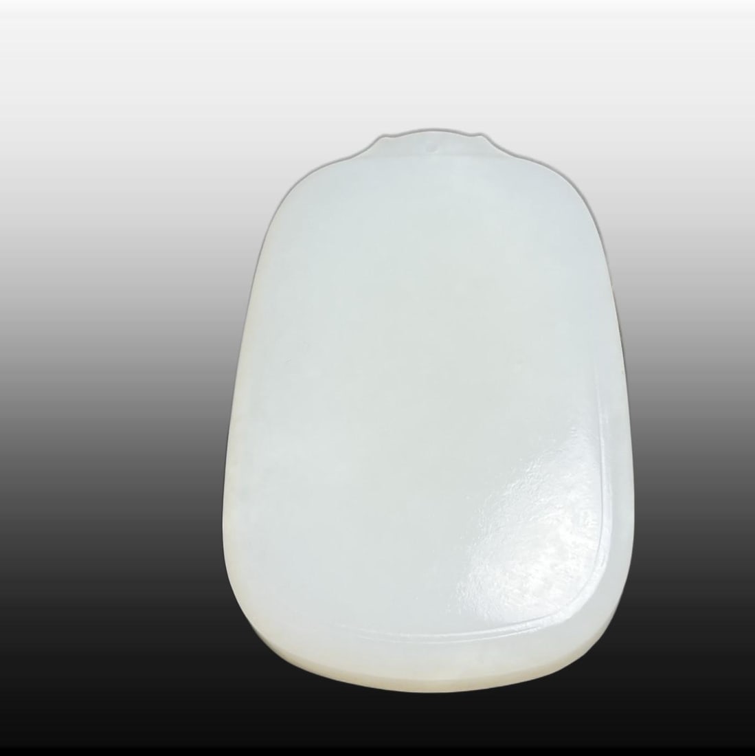 A Exquisite Hotan Jade pendant: A Exquisite Hotan Jade pendant,Qing Dynasty, China,Size:1.8inx0.5inx2.8in,Weight:86g 和田玉玉佩,中国清代