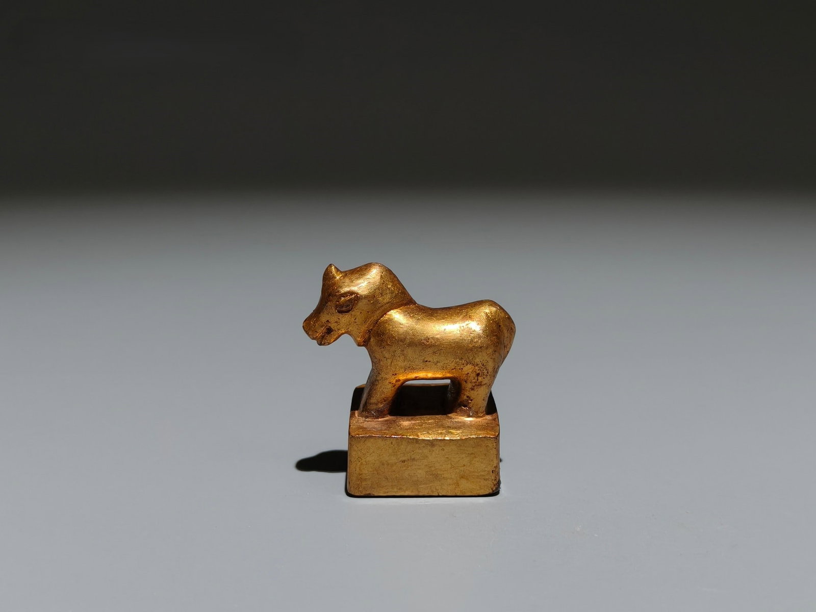 A Exquisite Gilt Bronze Auspicious Beast Seal: A Exquisite Gilt Bronze Auspicious Beast Seal,Han Dynasty, China,Size:1.3inx1.3inx0.8in,Weight:g 铜鎏金瑞兽印章,中国汉代