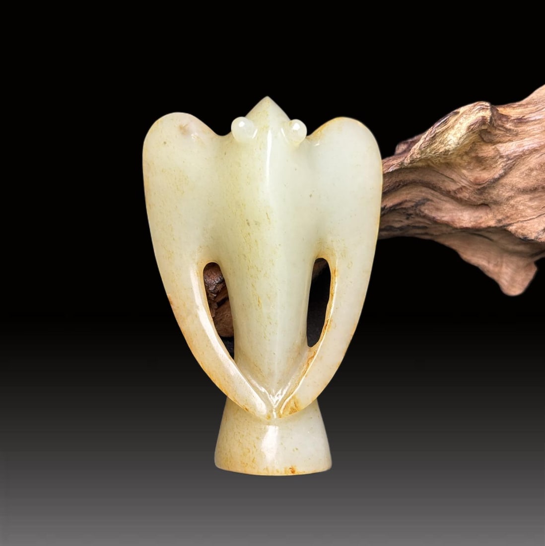 A Exquisite Hotan Jade Bird Ornament: A Exquisite Hotan Jade Bird Ornament,Han Dynasty, China,Size:2.8inx1.9inx0.8in,Weight:58g 和田玉鸟摆件,中国汉代