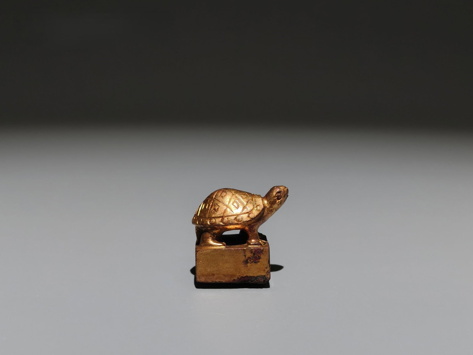 A Exquisite Gilt Bronze Turtle Seal: A Exquisite Gilt Bronze Turtle Seal,Han Dynasty, China,Size:1.1inx1.1inx0.8in,Weight:g 铜鎏金龟印章,中国汉代