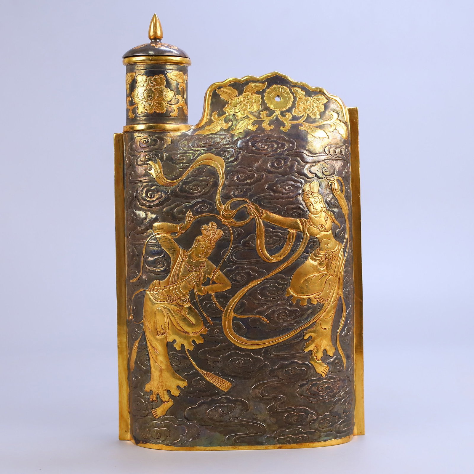 A Exquisite Gilt Bronze Figures Pattern Ewer: A Exquisite Gilt Bronze Figures Pattern Ewer,Tang Dynasty, China,Zhenguan Four-character Mark,Size:11.4inx6.7in(PersianPot),Weight:1305g