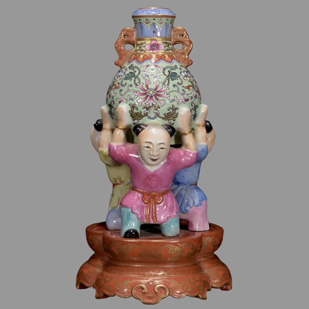 A Exquisite Famille-Rose Gilt Lotus Pattern Vase: A Exquisite Famille-Rose Gilt Lotus Pattern Vase,Qing Dynasty, China,Qianlong Six-character Mark,Size:7.9inx3.9in 粉彩鎏金缠枝莲纹瓶,中Þ