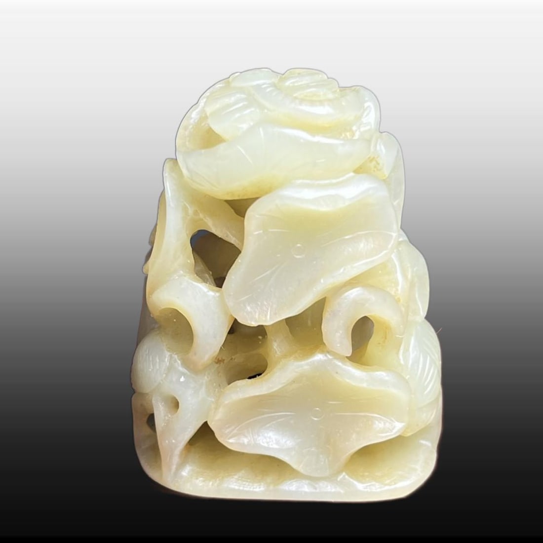 A Exquisite Hotan Jade Ornament: A Exquisite Hotan Jade Ornament,Qing Dynasty, China,Size:1.7inx1inx2.2in,Weight:68g 和田玉摆件,中国清代