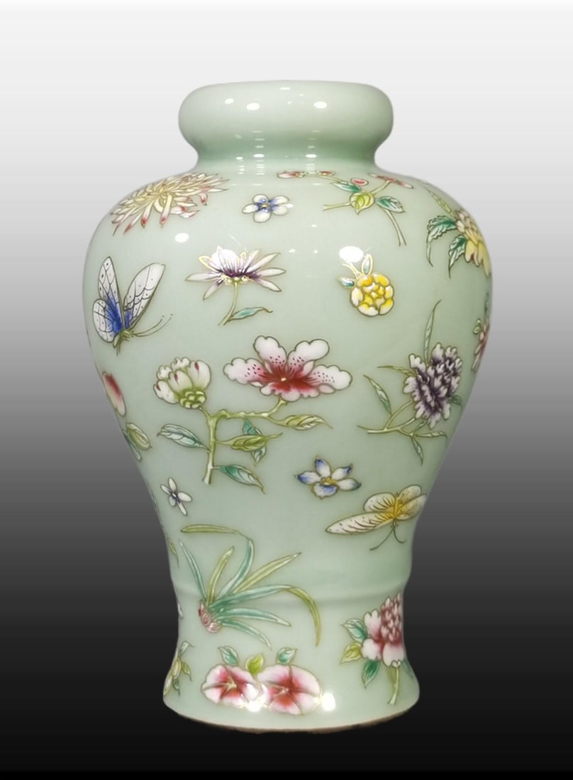 A Exquisite Pea-Green Glaze Painted Gold Flower Pattern Vase: A Exquisite Pea-Green Glaze Painted Gold Flower Pattern Vase,Qing Dynasty, China,Qianlong Six-character Mark,Size:5.9inx3.5inx2in