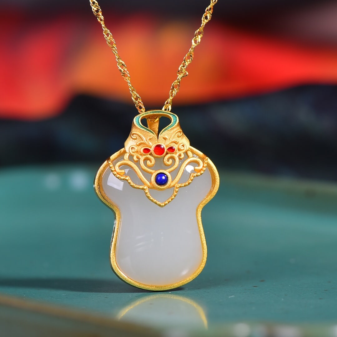 A Exquisite Silver-Inlaid Hotan Jade Pendant: A Exquisite Silver-Inlaid Hotan Jade Pendant,Size:0.7inx0.9in 银镶和田玉旗袍旗开得胜吊坠