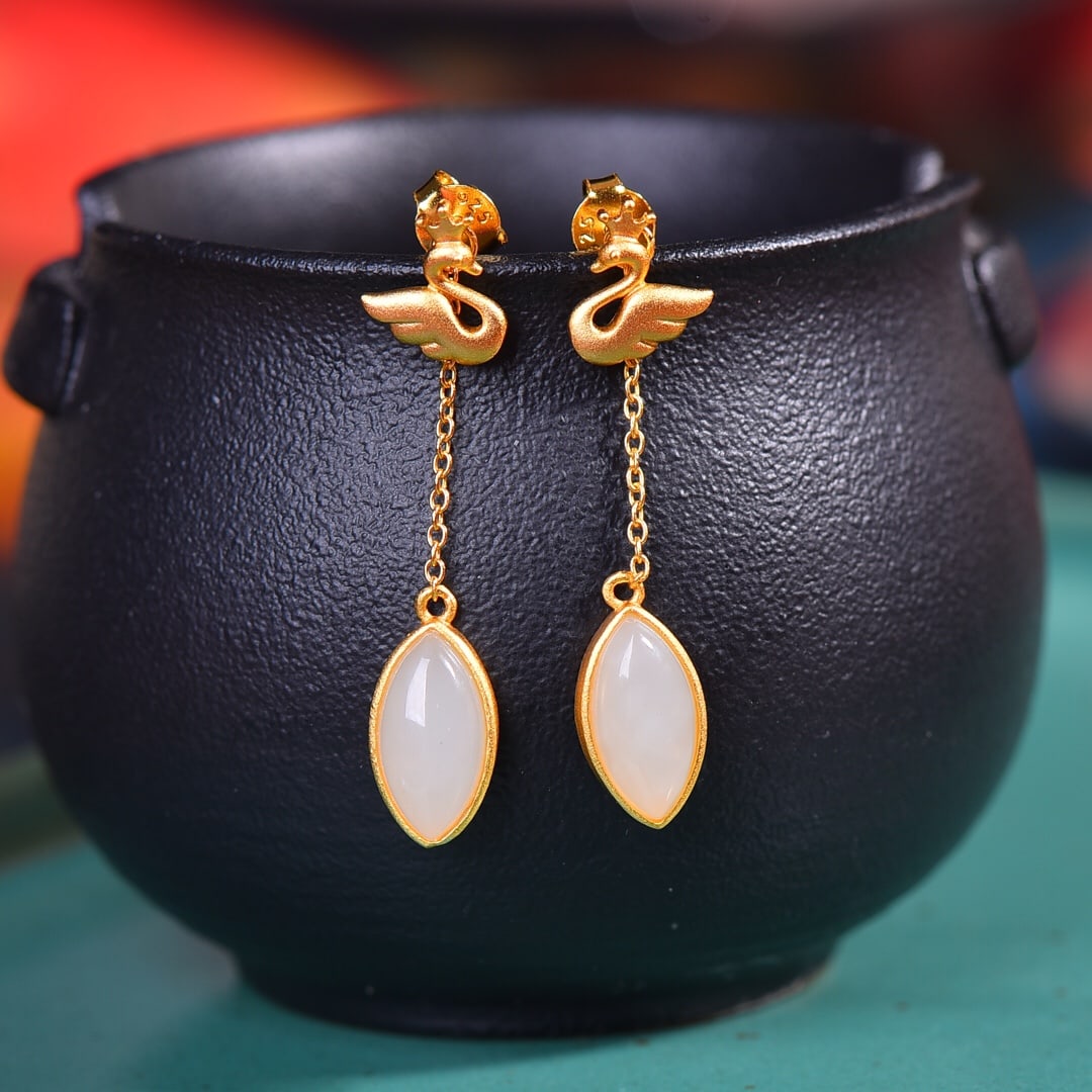 A pair of Exquisite Silver-Inlaid Hotan Jade Swan Water Drop Earring: A pair of Exquisite Silver-Inlaid Hotan Jade Swan Water Drop Earring,Size:0.2inx0.5in 一对银镶嵌和田玉天鹅水滴耳坠