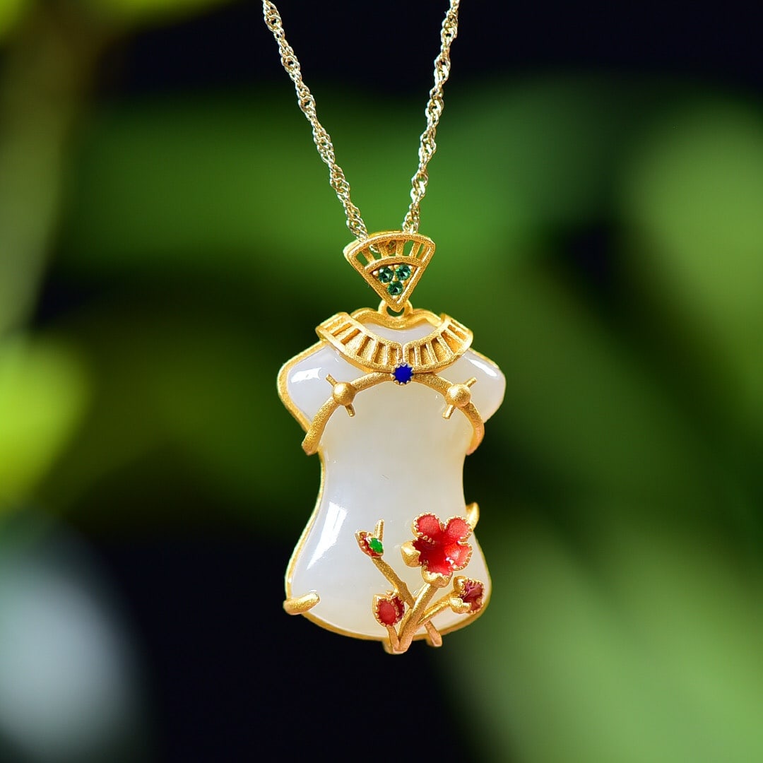A Exquisite Silver-Inlaid Hotan Jade Cheongsam-Shaped Pendant: A Exquisite Silver-Inlaid Hotan Jade Cheongsam-Shaped Pendant,Size:0.7inx1.1in 银镶嵌和田玉旗袍吊坠