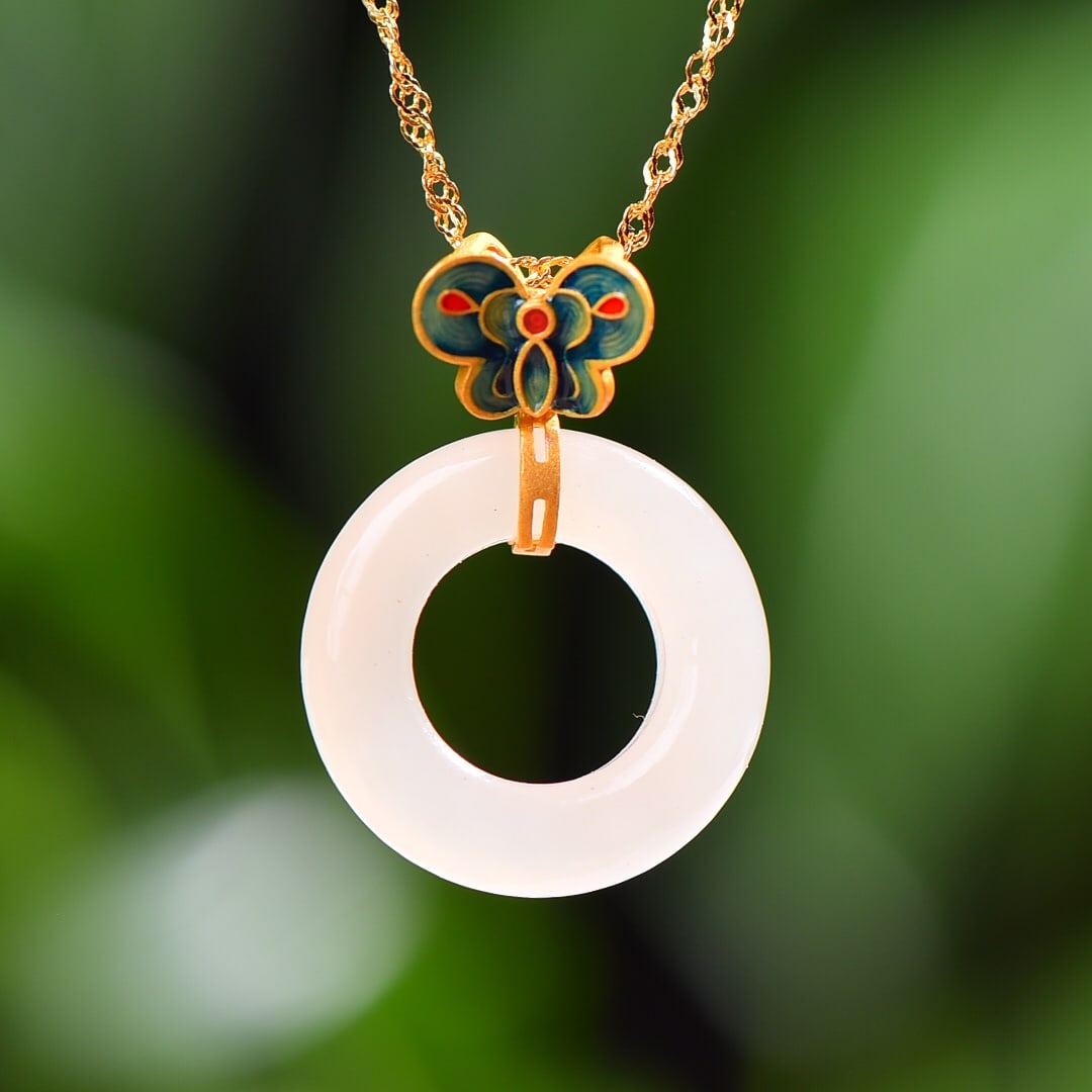 A Exquisite Silver-Inlaid Hotan Jade Butterfly Pendant: A Exquisite Silver-Inlaid Hotan Jade Butterfly Pendant,Size:0.8inx0.8in 银镶嵌和田玉平安环蝴蝶吊坠