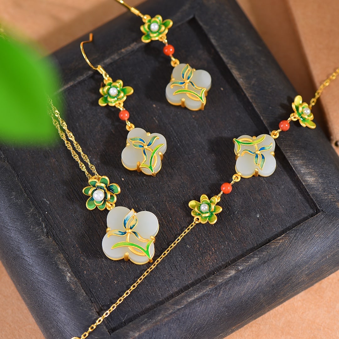 A Set of Exquisite Silver-Inlaid Hotan Jade Clover Jewelry: A Set of Exquisite Silver-Inlaid Hotan Jade Clover Jewelry,Size:0.6inx0.6in(earrings) 0.7inx0.7in(pendant) 0.6inx0.6in(bracelet)
