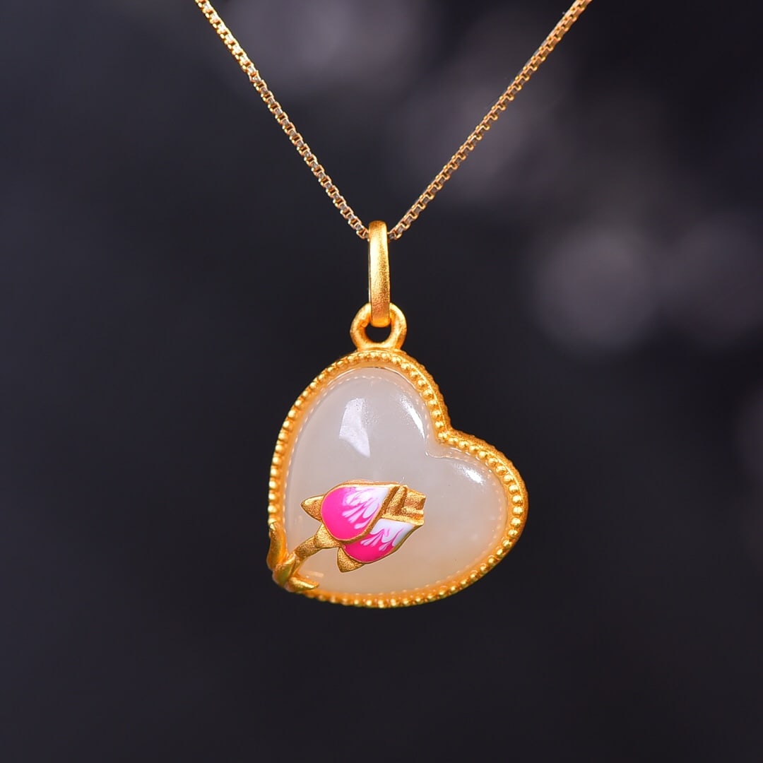 A Exquisite Silver-Inlaid Hotan Jade Heart-Shaped Pendant: A Exquisite Silver-Inlaid Hotan Jade Heart-Shaped Pendant,Size:0.6inx0.6in 银镶嵌和田玉心形吊坠