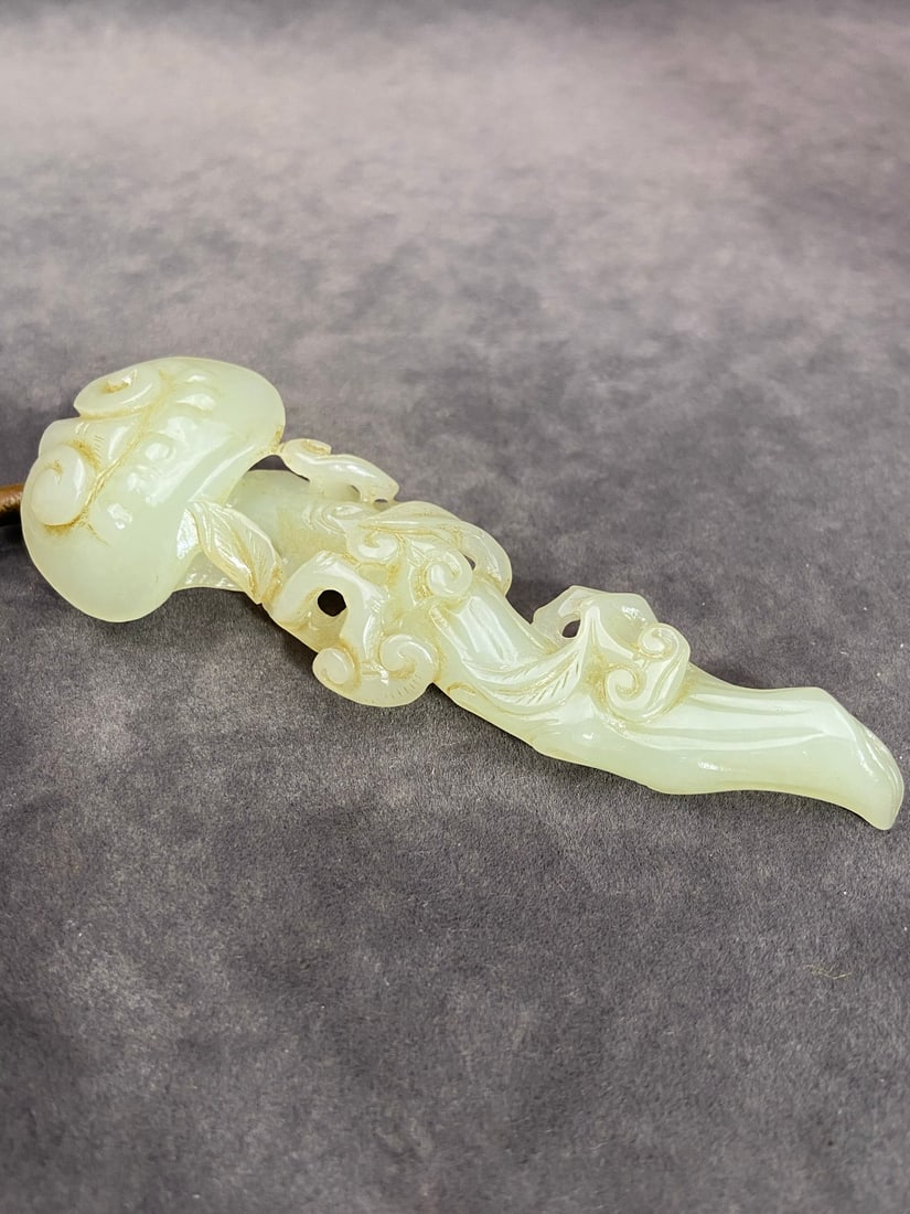 An Exquisite White Jade Ganoderma lucidum Ru yi Hand Piece (1 of 9)