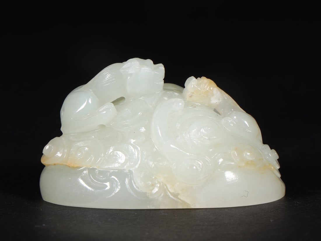 An Exquisite White Jade Dragon Pattern Ornament (1 of 9)