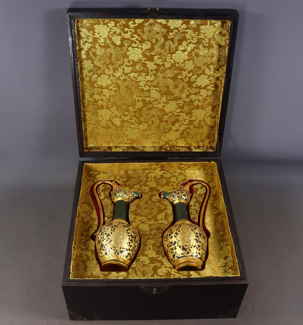 A Pair of Exquisite Jasper Cover with Gold Buddha Statue Pattern Ewer: A Pair of Exquisite Jasper Cover with Gold Buddha Statue Pattern Ewer Qing Dynasty, China Size:9.1inx4.1inx3in Weight:1394g碧玉包金镶嵌龙耳佛ī
